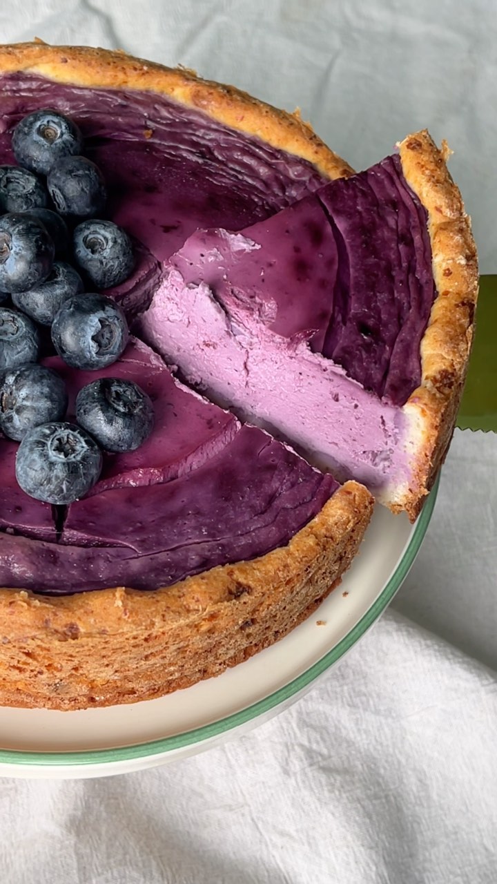 Perfect Blueberry Sour Cream Cake: Secrets to a Fluffy Crust