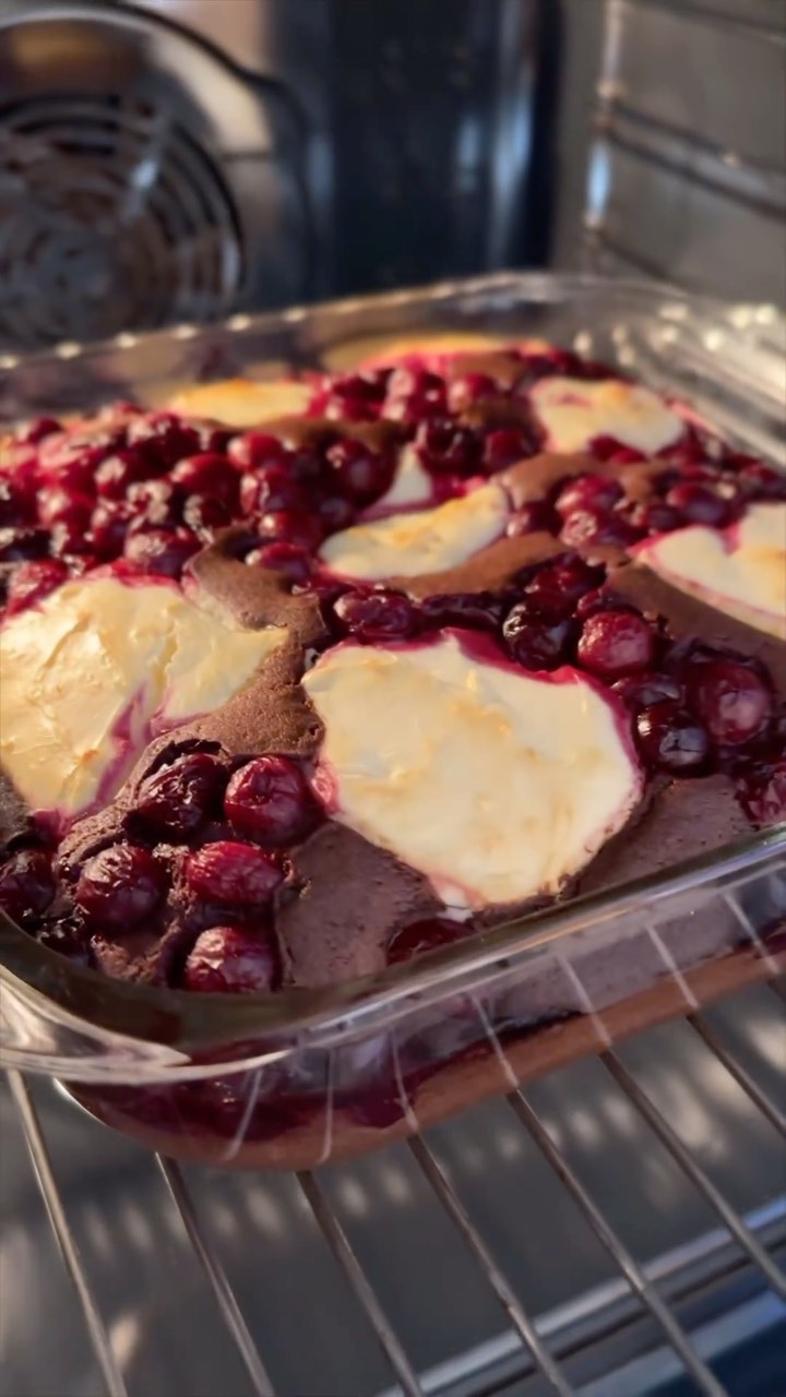 Rápido brownie con cheesecake y cerezas en solo 40 minutos