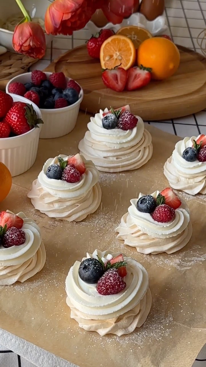 Perfect Lemon Curd Pavlova: Secrets to a Fluffy Meringue