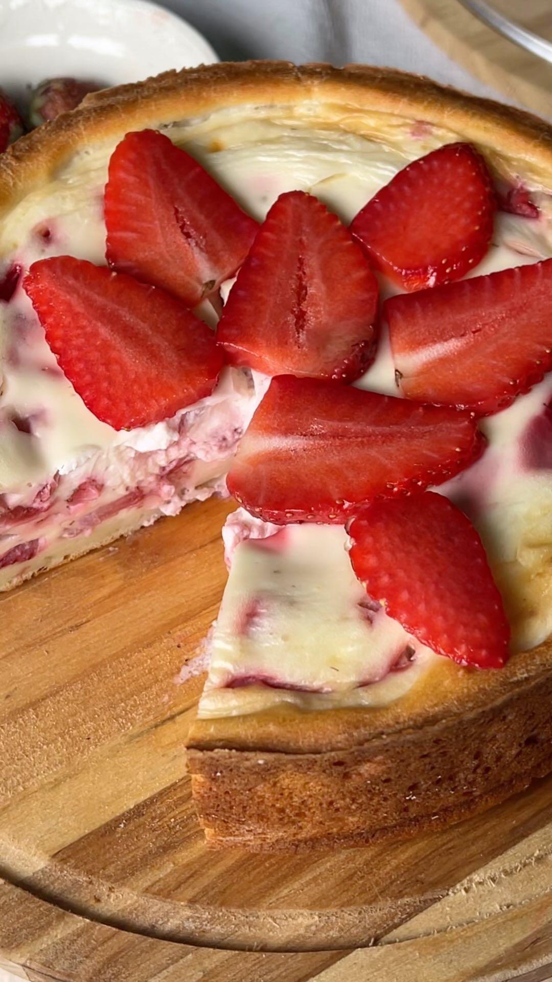 Pastel de Crema Agria con Fresas: Descubre el sabor increíble