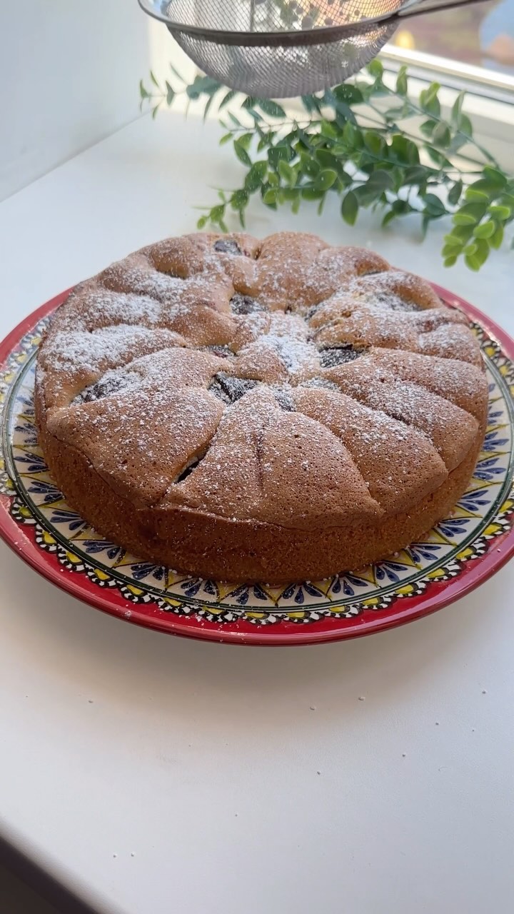 Quick Fruit & Berry Cake: Ready in 50 Minutes!