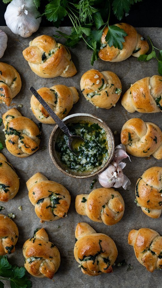 Bollos con mantequilla de ajo sin herramientas especiales: Deliciosos y fáciles