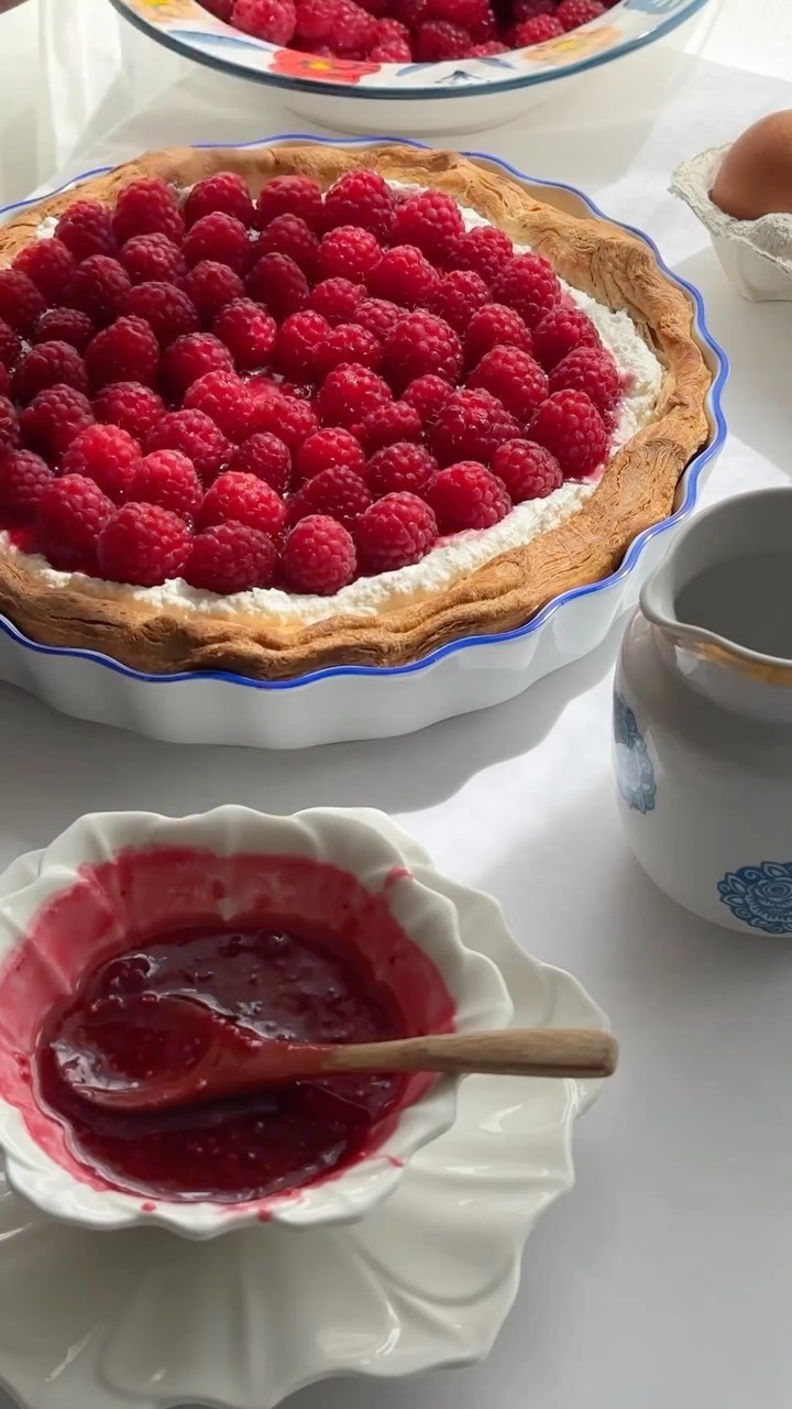 Delicioso Pastel de Hojaldre con Crema de Queso y Frambuesas en 30 Minutos