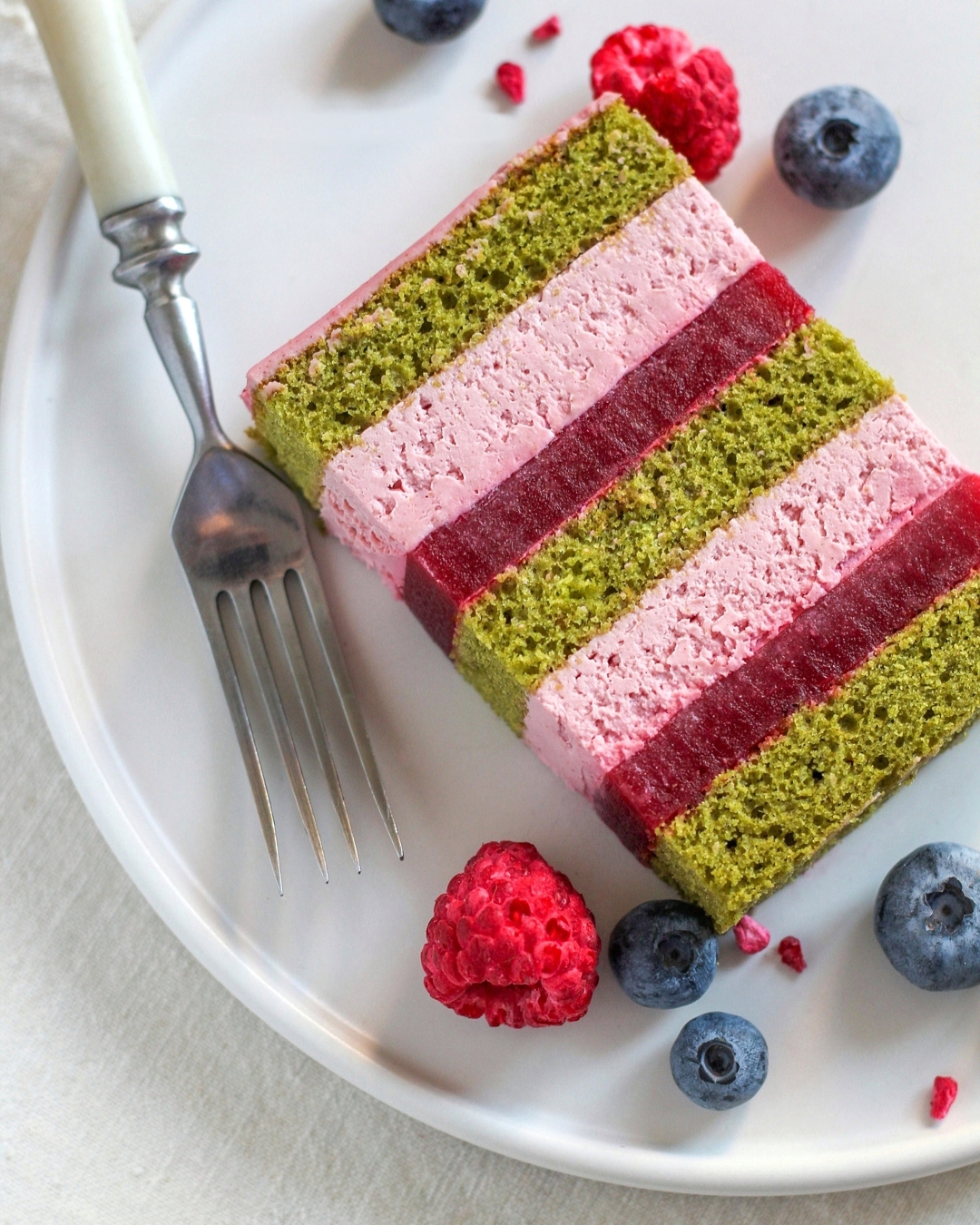 Matcha tea cake with raspberry