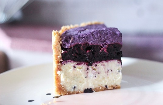 Gorgonzola cheesecake with blueberry compote