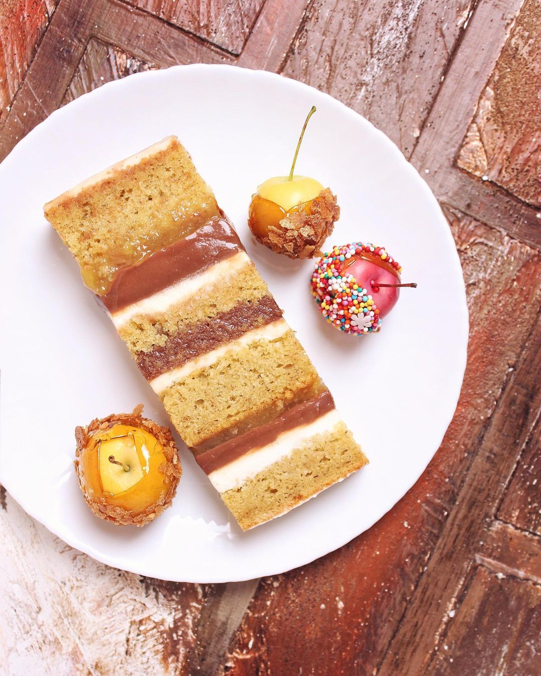 Biscocho de Plátano con Ganache de Chocolate y Crema de Vainilla