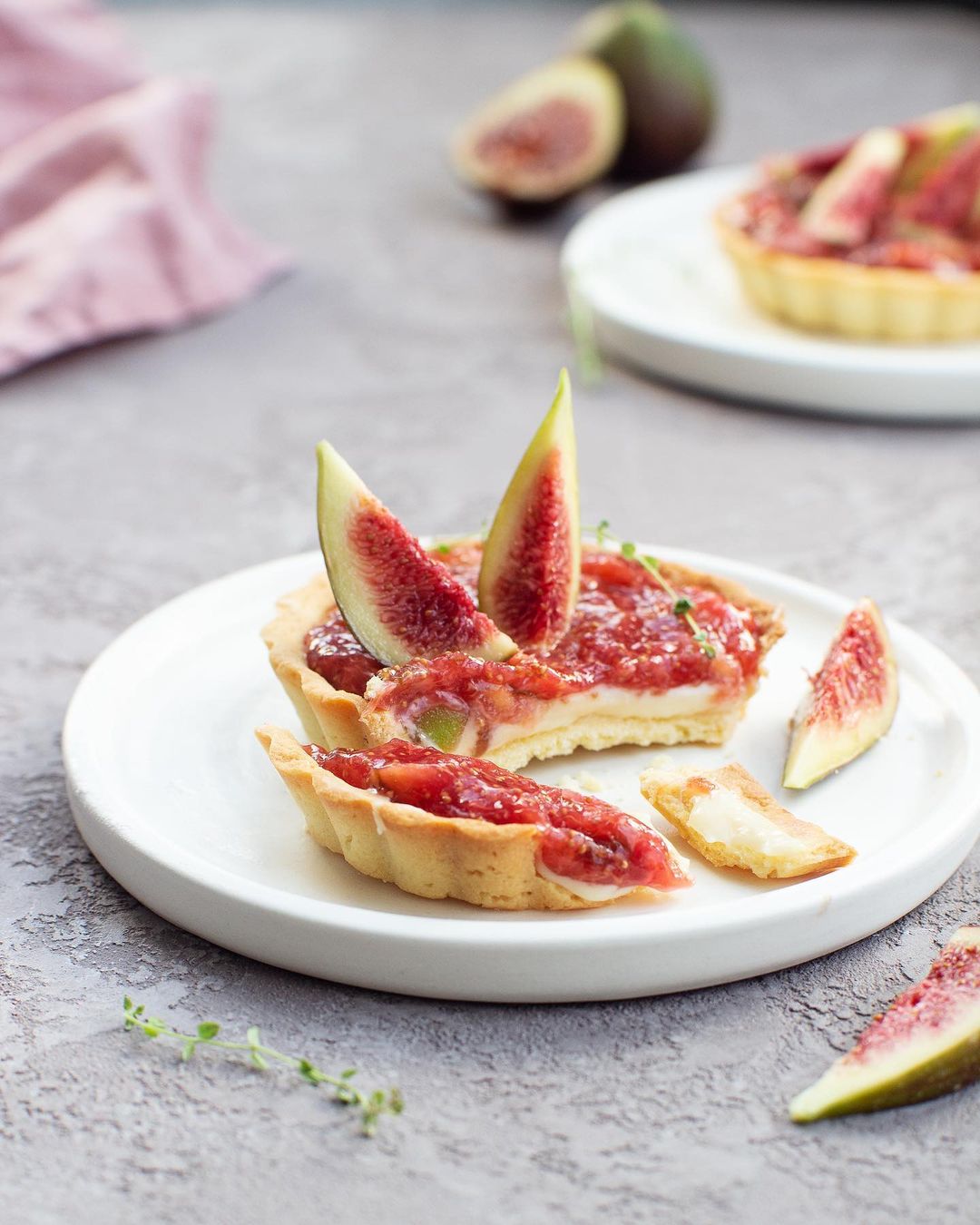 Fig tartlets with cheese & honey