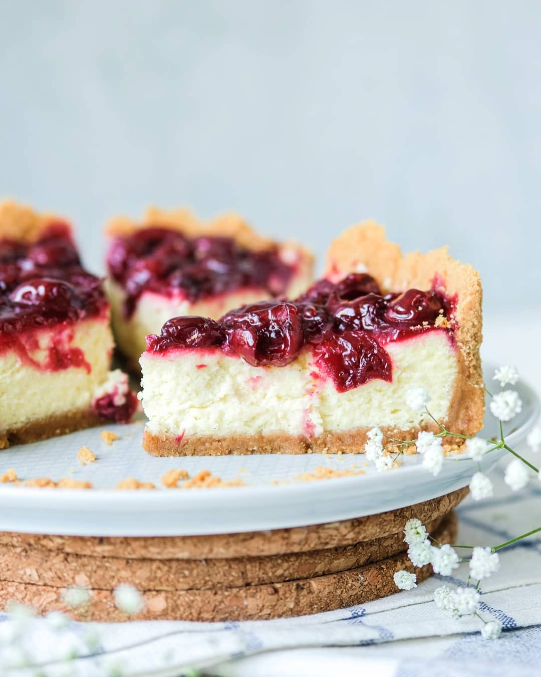 Classic cheesecake with cherry compote
