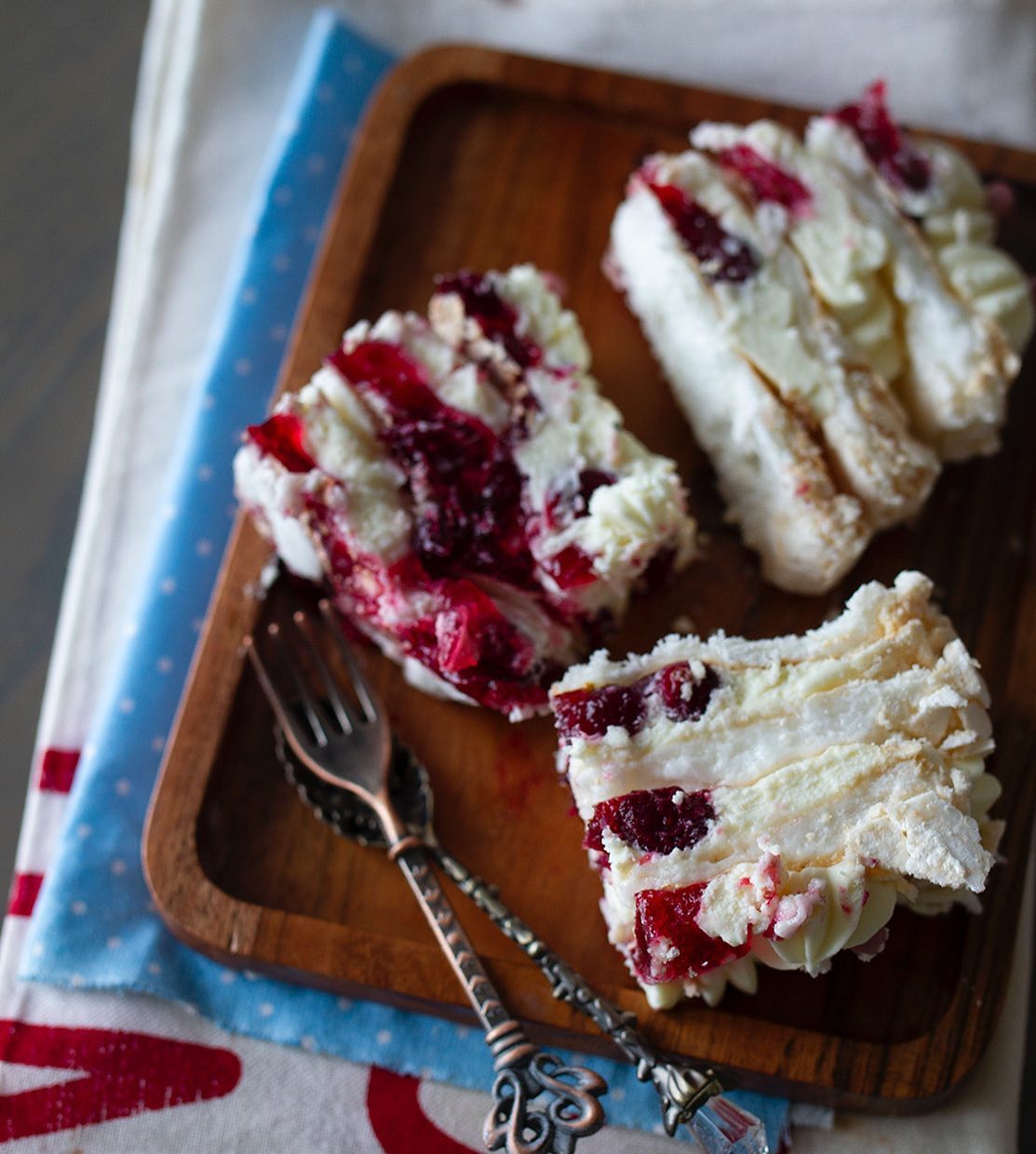 Cranberry meringue cake