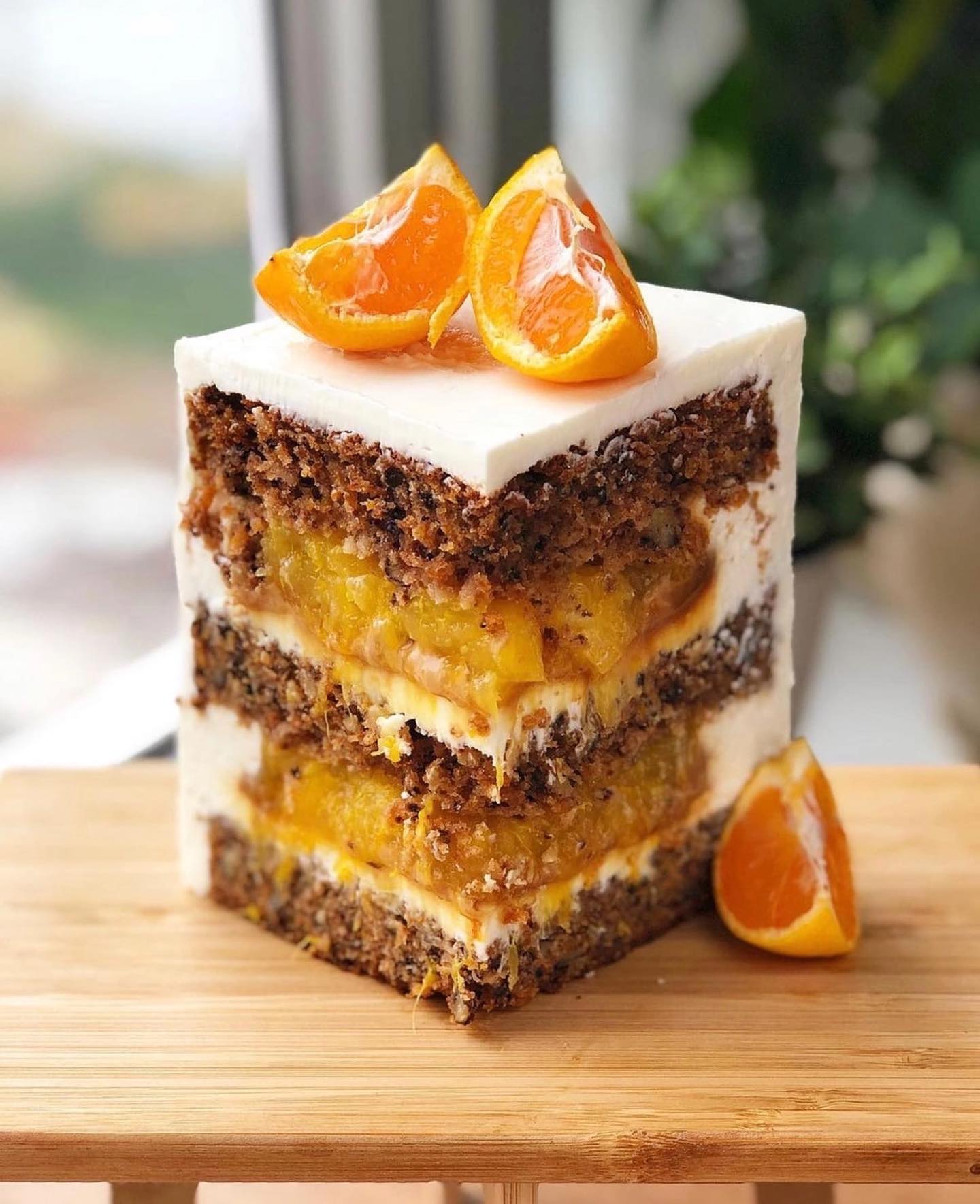 Piquant carrot cake with oranges