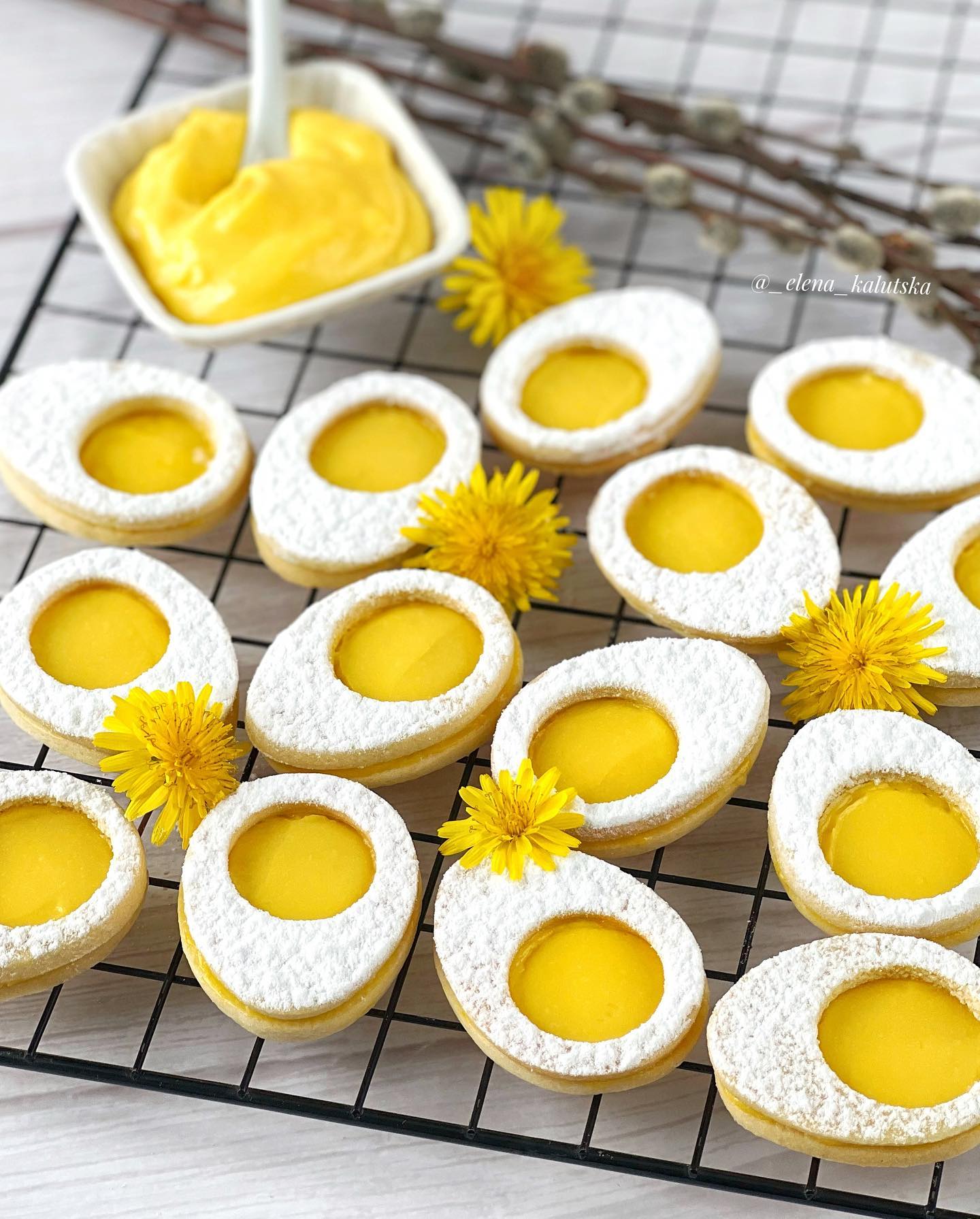 Egg cookies with lemon curd