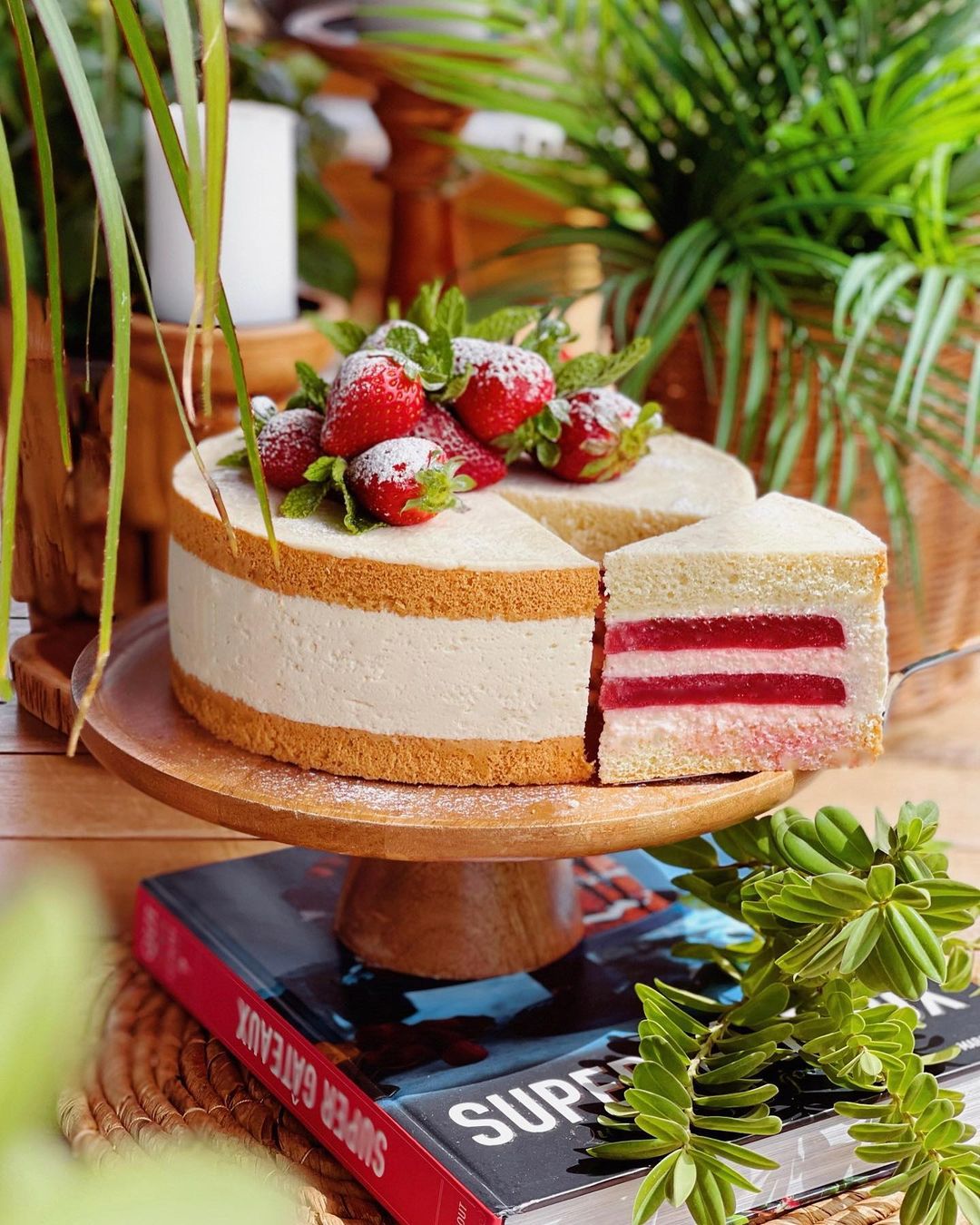 Sponge cake with cheese & strawberry