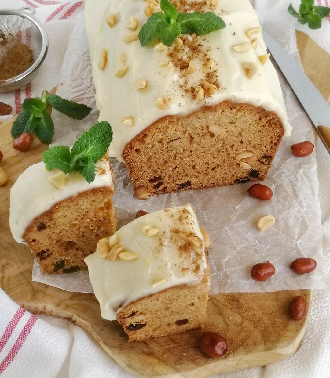 Honey gingerbread cake with raisins and peanuts