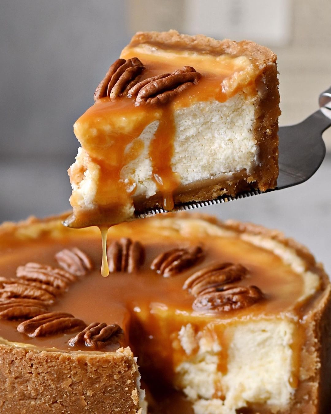 Fluffy cheesecake with salted caramel and pecan nuts
