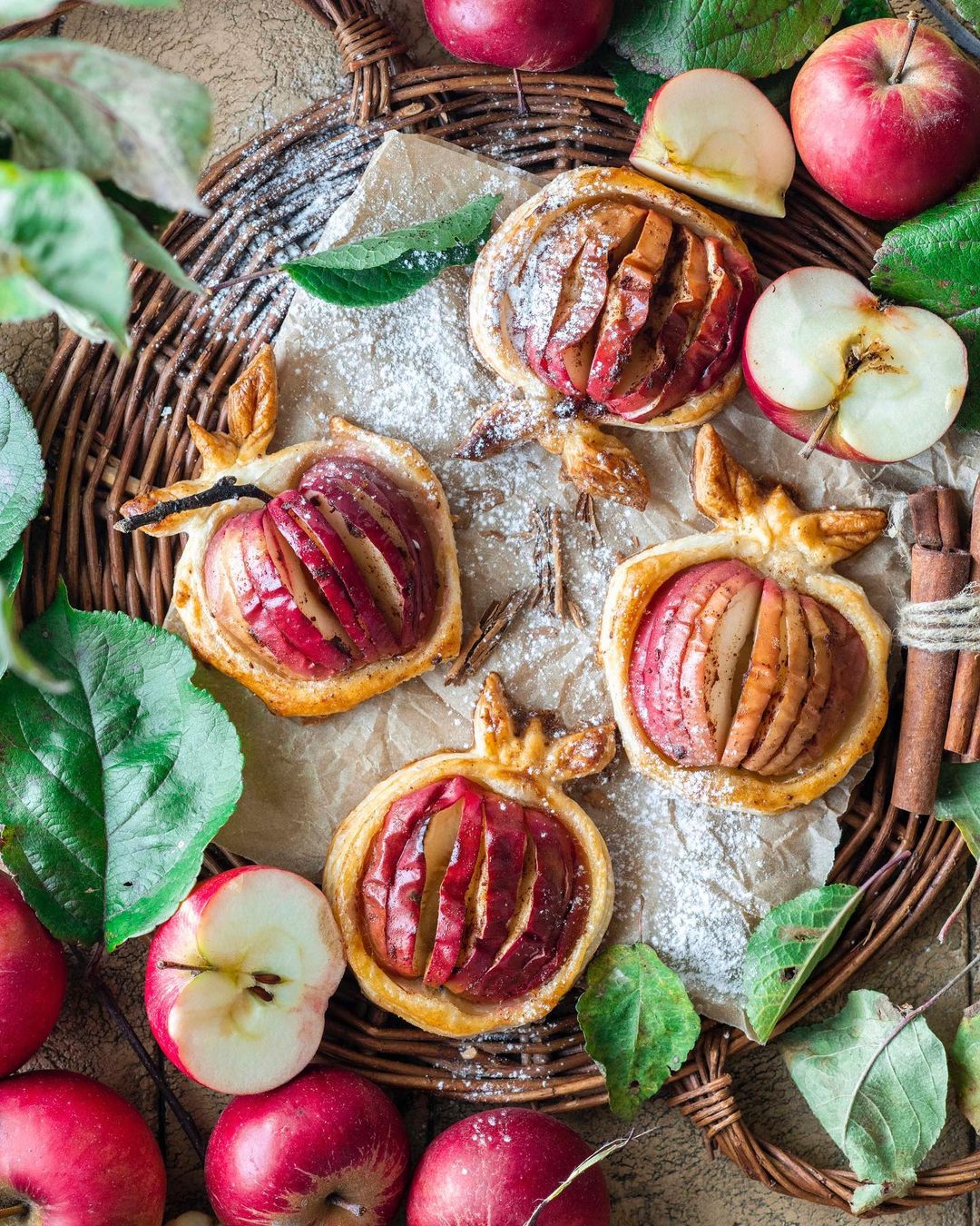 Apples baked on puff pastry