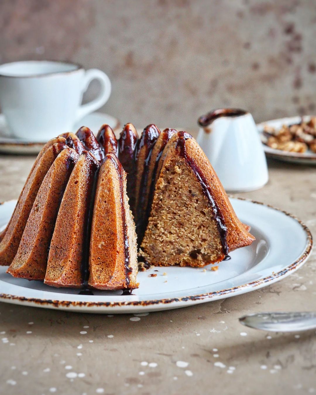 Banana & walnuts ring cake