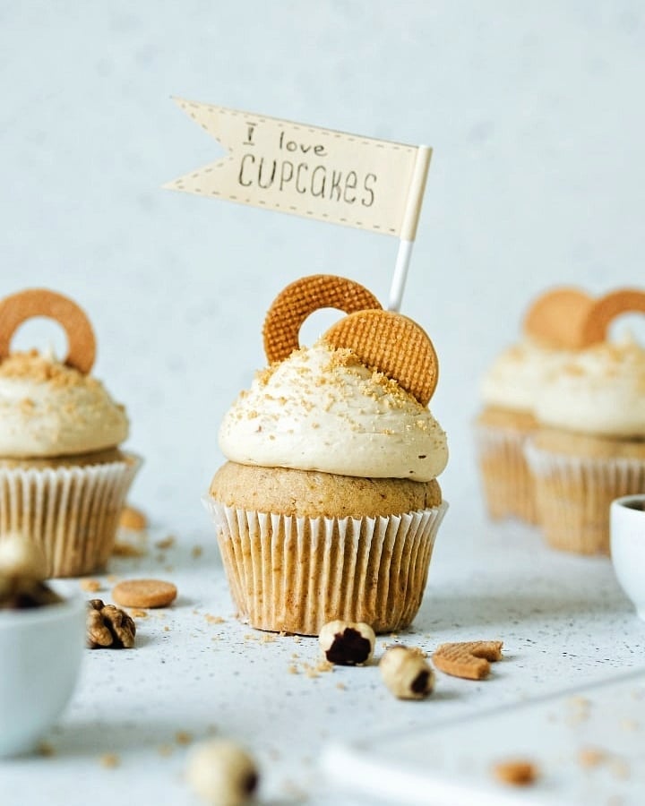 Banana cupcakes with peanut cream