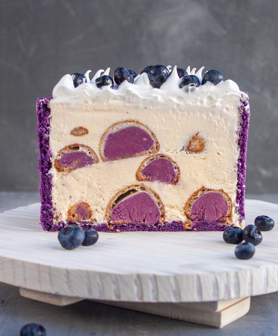 Blueberry cheesecake with profiteroles