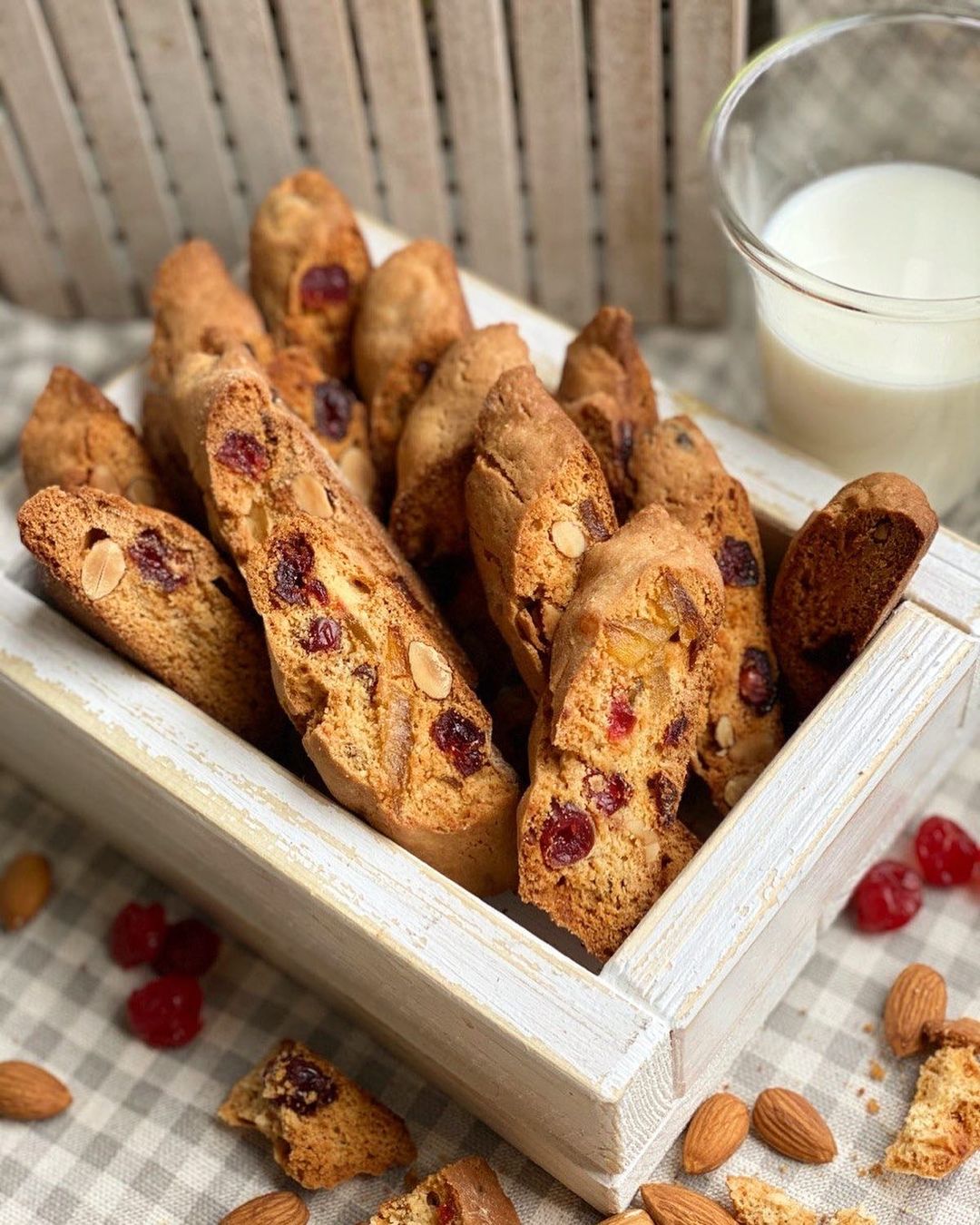 Cantucci (Italian almond cookies)