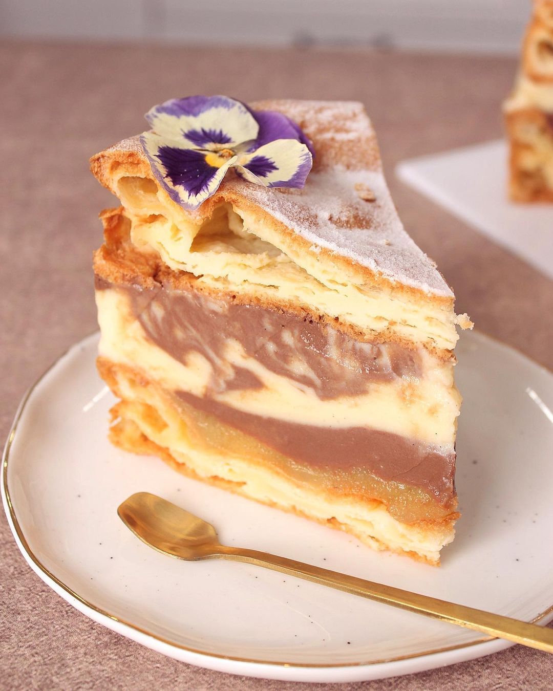 Pastel de Choux con Mermelada de Pera y Crema Pastelera