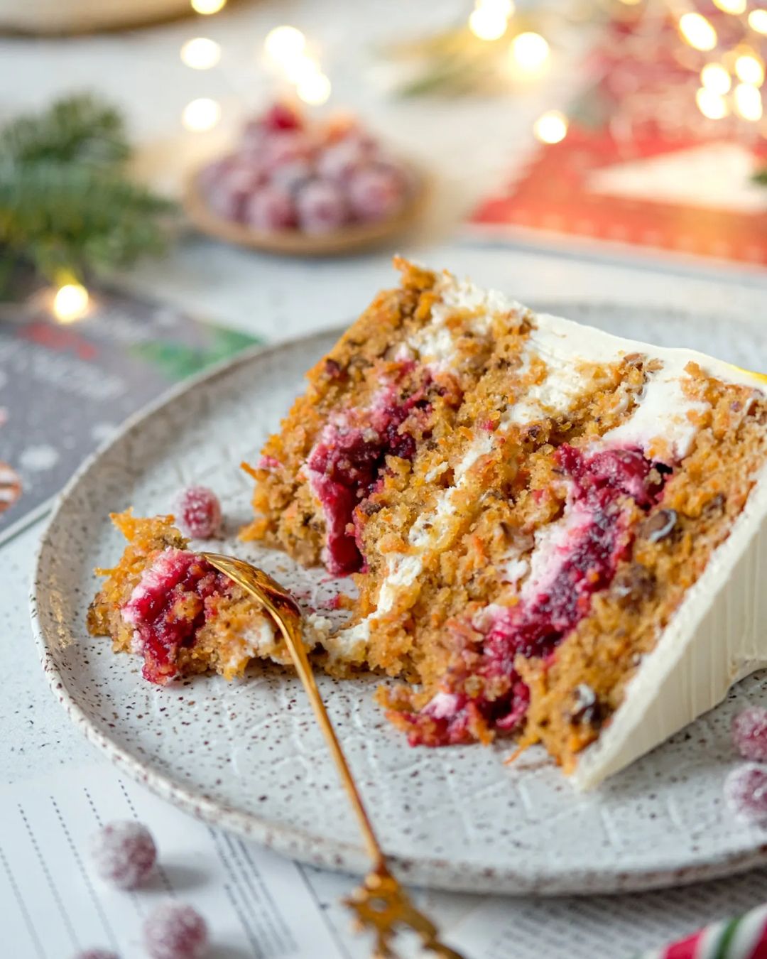 Tarta de Zanahoria con Relleno de Cerezas y Frosting de Queso Crema