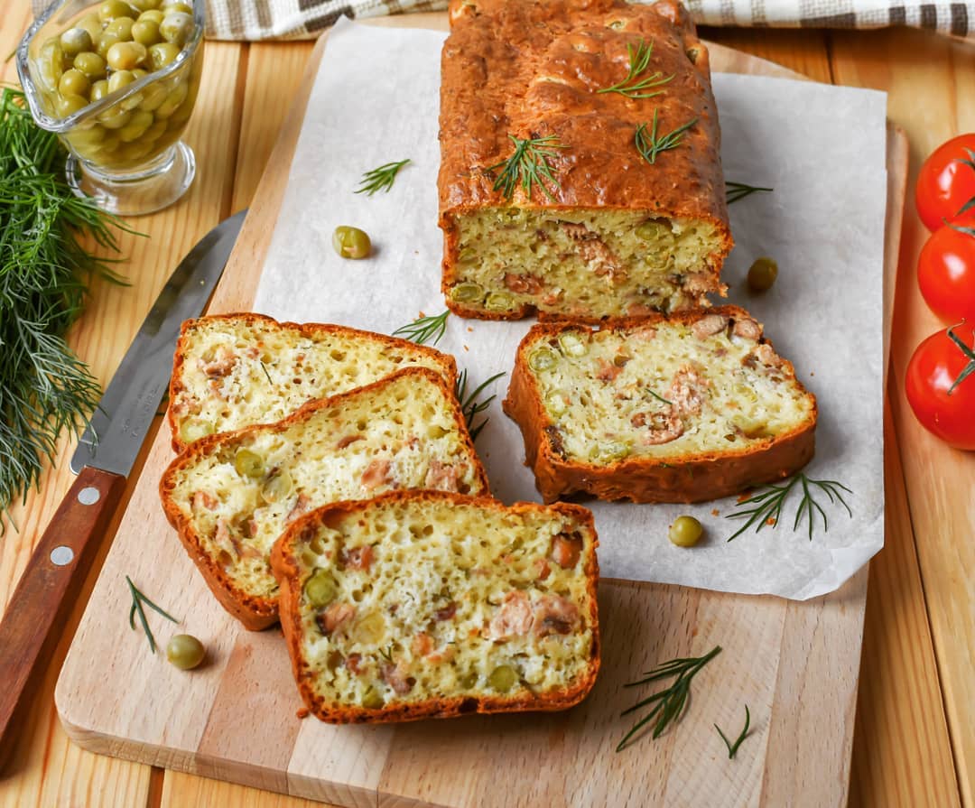 CHEESE MUFFIN WITH PINK SALMON AND GREEN PEAS