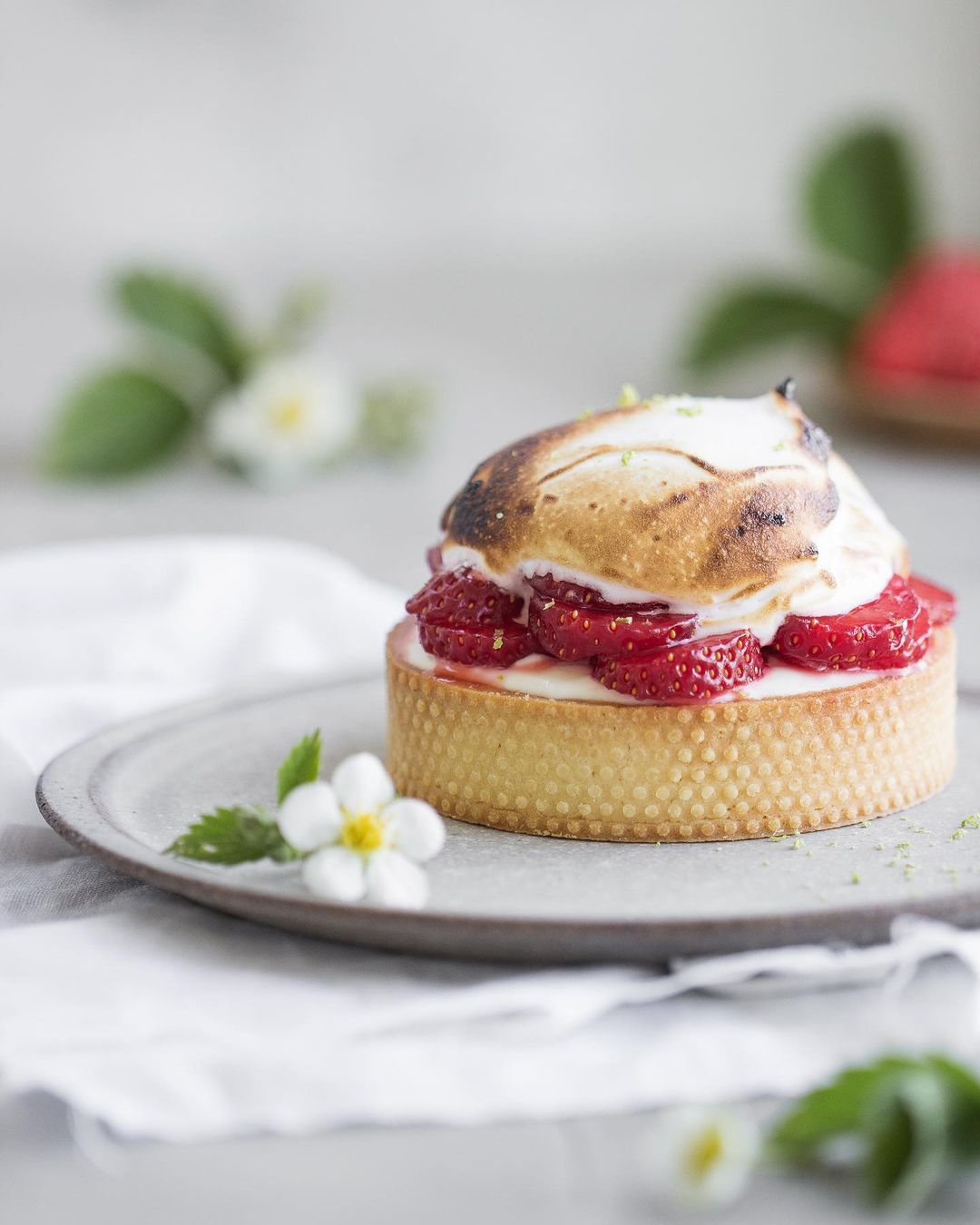 Cheesecake lime tartlets with meringue