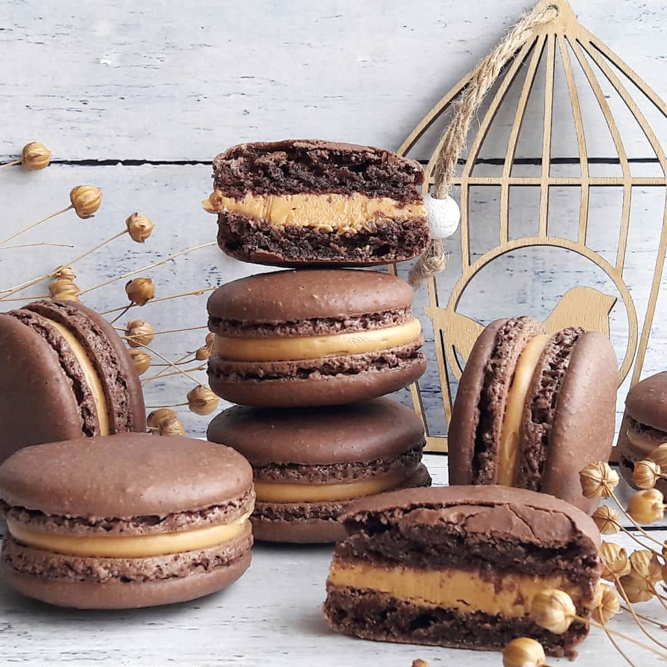 CHOCOLATE & ALMOND MACARONS