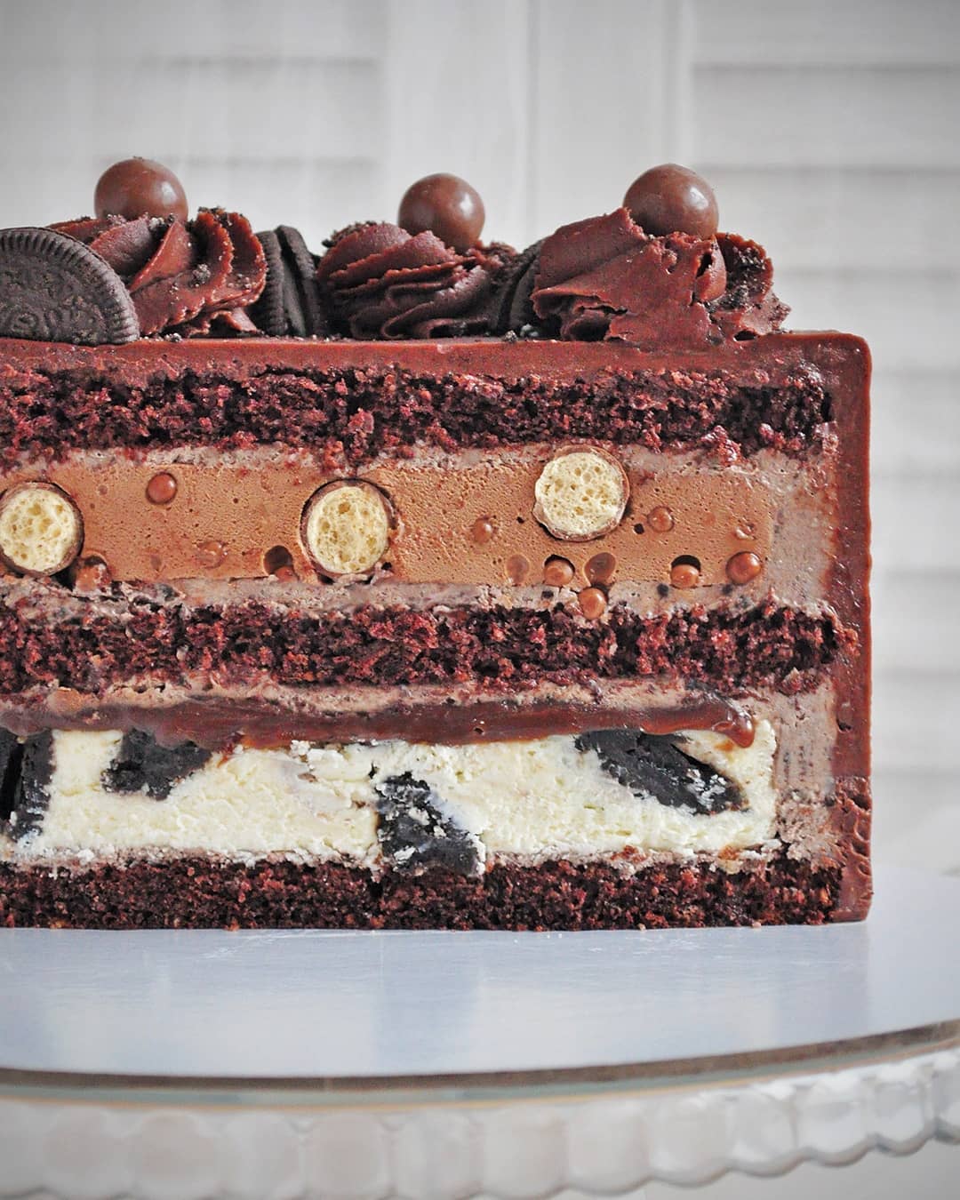 CHOCOLATE CAKE WITH OREO, NUTELLA & CRISPIES