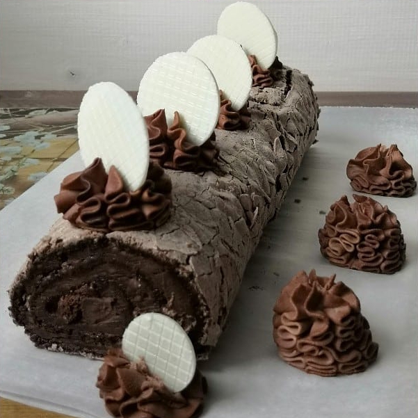 CHOCOLATE MERINGUE ROLL