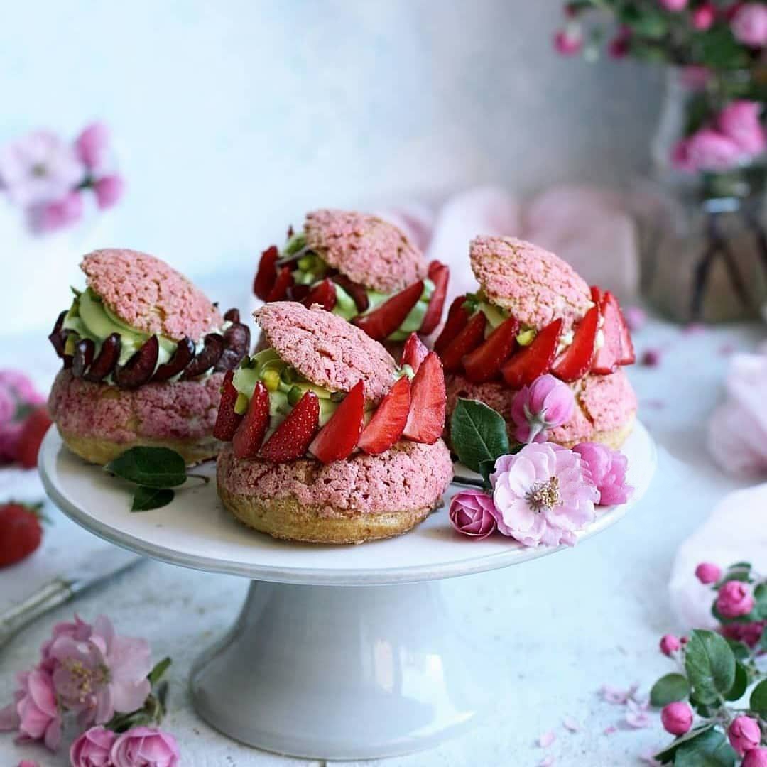 Choux with pistachio cream