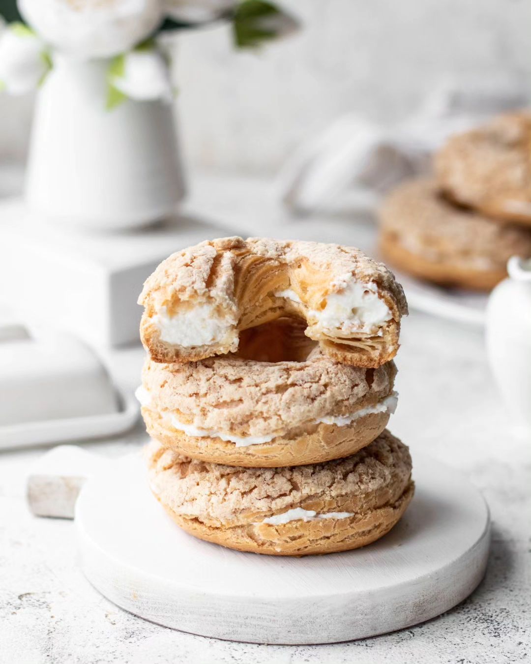 Cream-Filled Pastry Rings with a Delicate Crackle