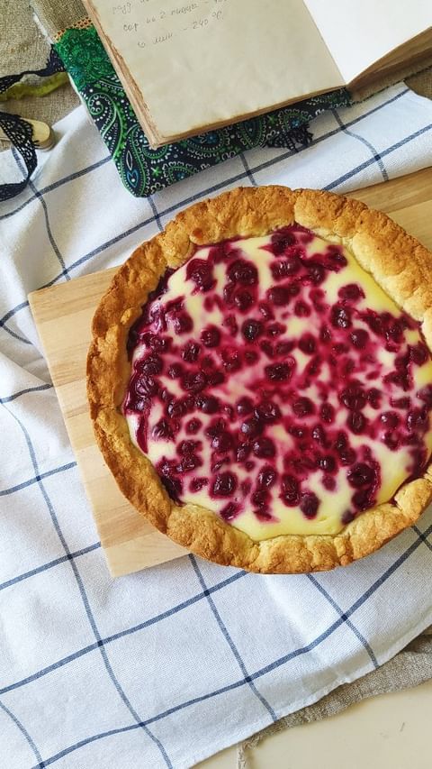 Delicious Berry Pie with Sour Cream Topping