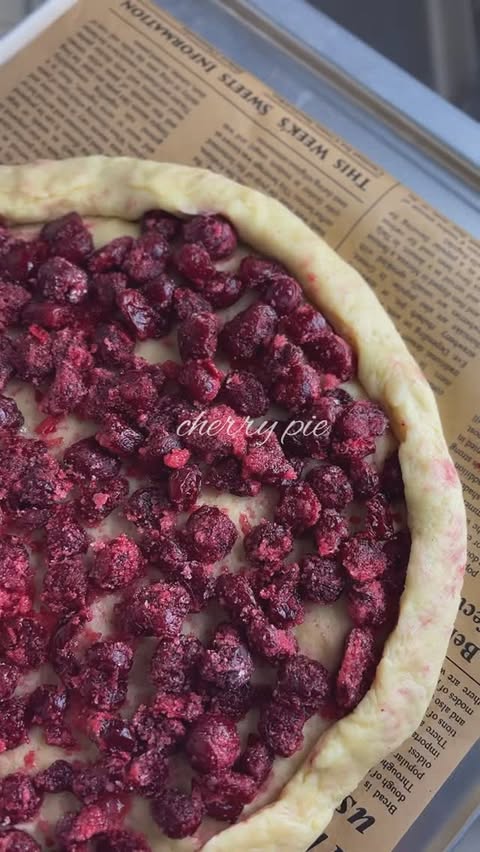 Delicious Cherry Pie Recipe with Cream Topping