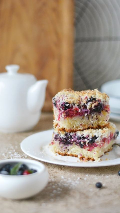 Bolo de Iogurte Kefir com Frutas Vermelhas e Cobertura de Coco