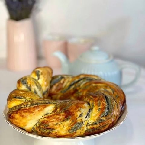 Delicious Homemade Poppy Seed Roll Recipe