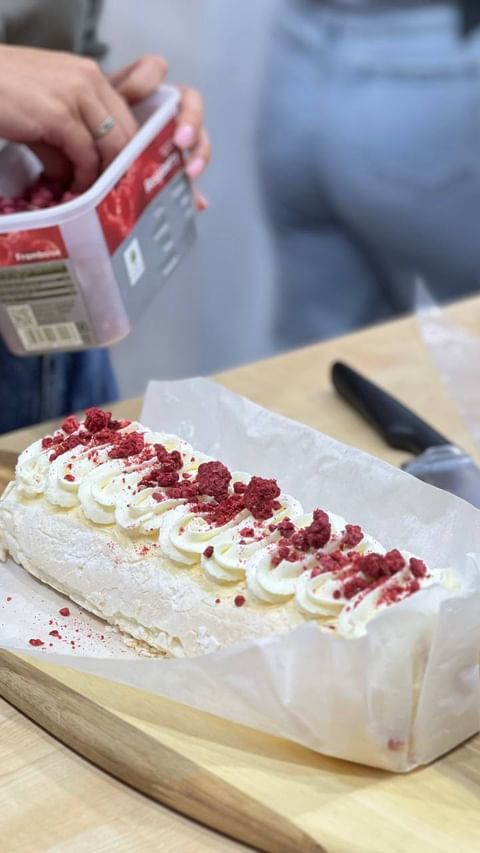 Delicious Meringue Roll Recipe for Any Occasion