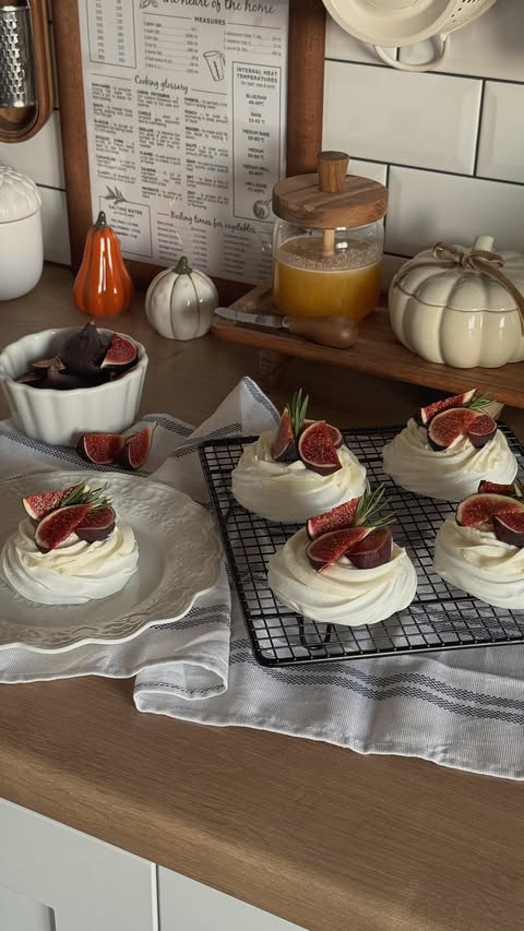 Delicioso Rolo de Merengue com Recheio de Frutas Vermelhas e Creme de Queijo