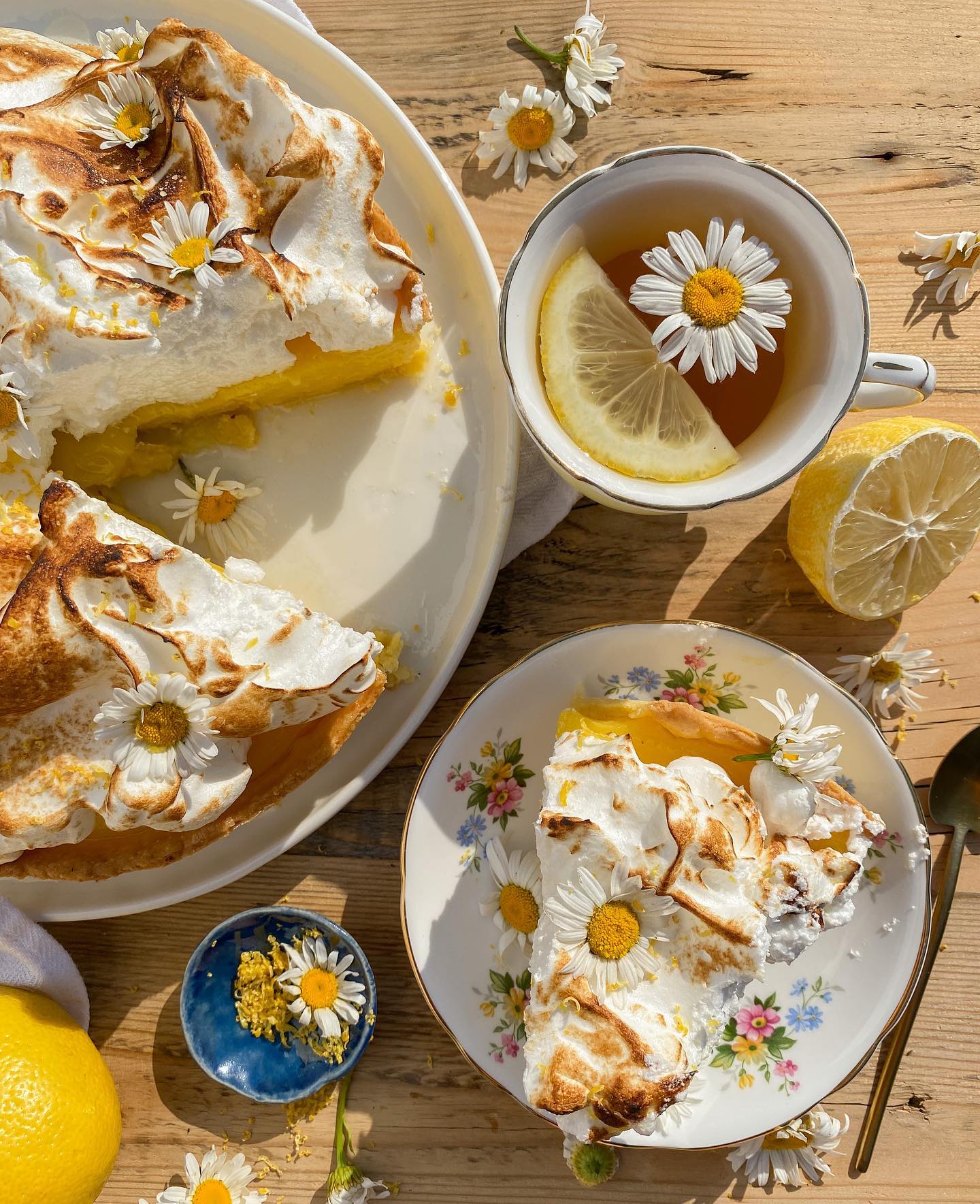 Fluffy meringue cake with lemon curd