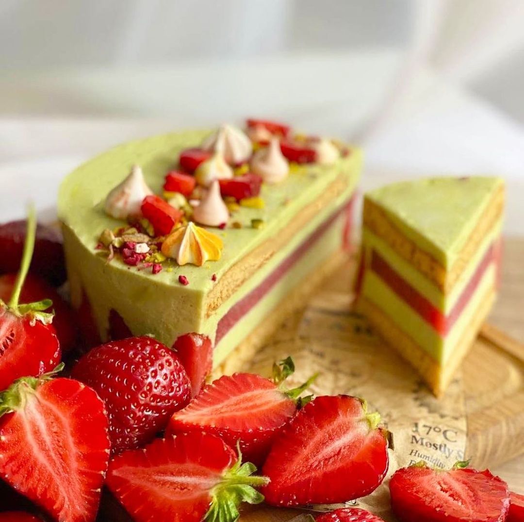 Fraisier mousse cake