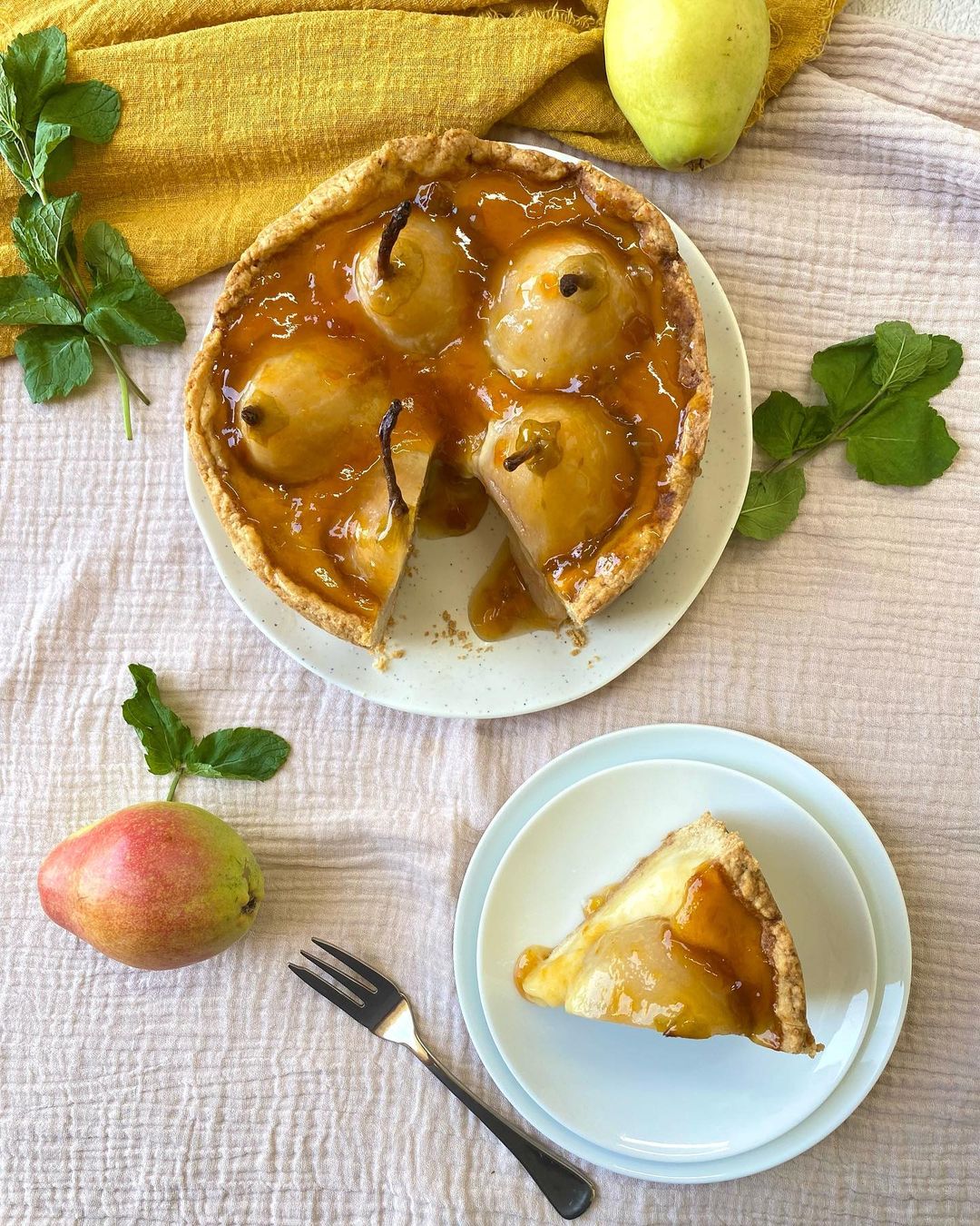 Pear tart with apricot jam