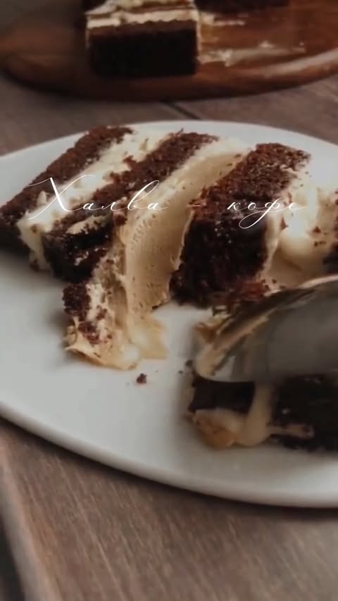 Delicioso Bolo com Base de Halva e Cobertura de Ganache de Chocolate