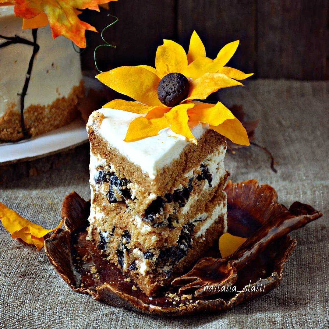 Honey cake with prune, brittle & nuts