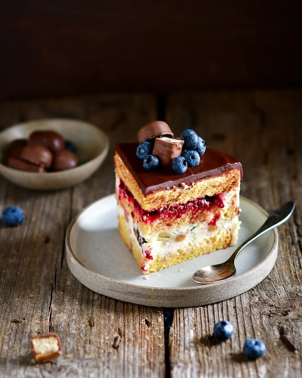 Honey sponge cake with cherry & caramel