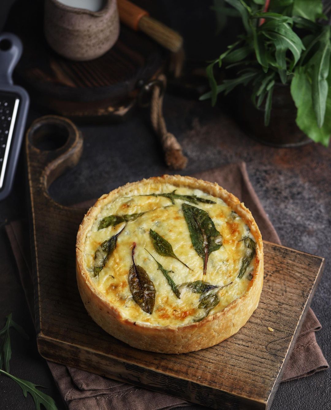 Quiche with cottage cheese and herbs