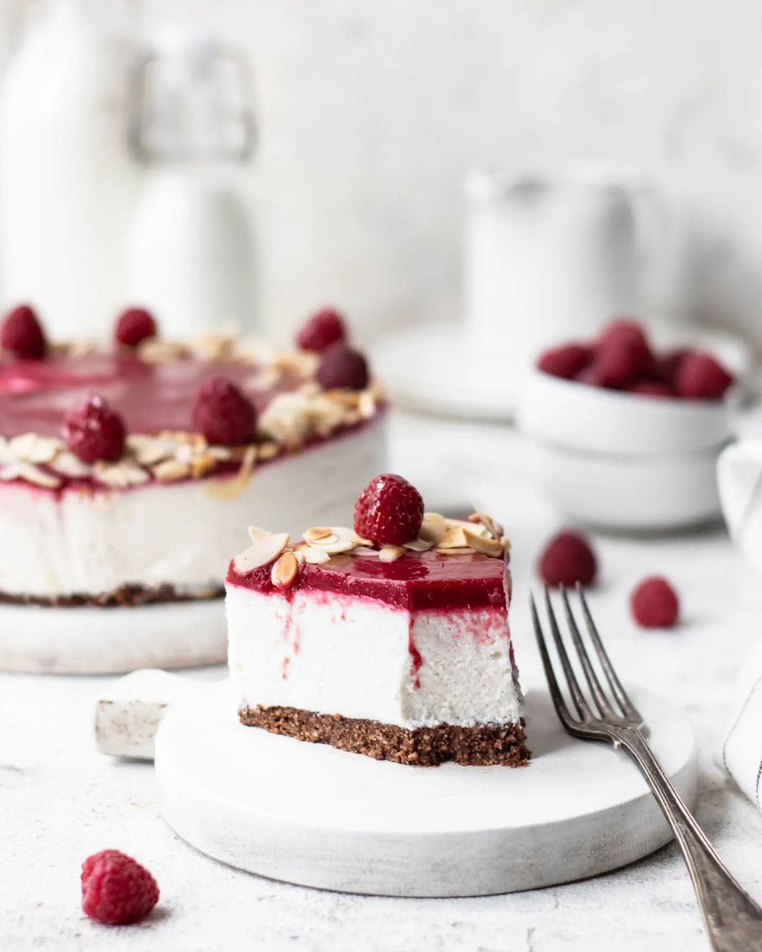 Light cheesecake with almonds and raspberries