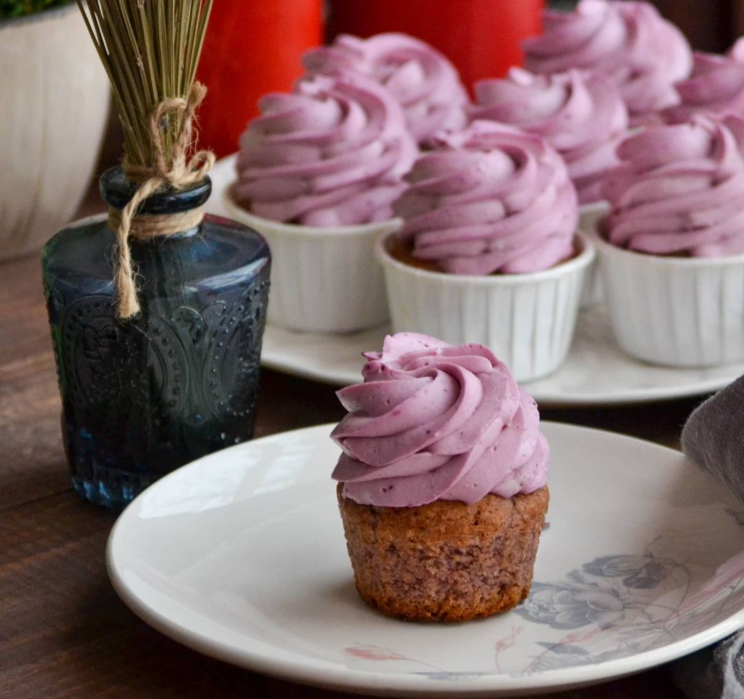 Mega berry cupcakes