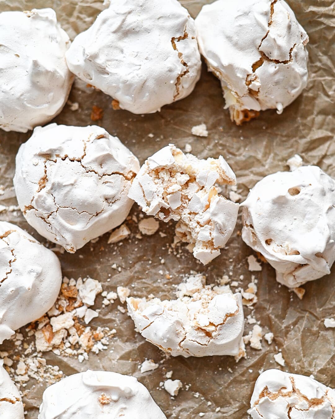 Meringue with almonds