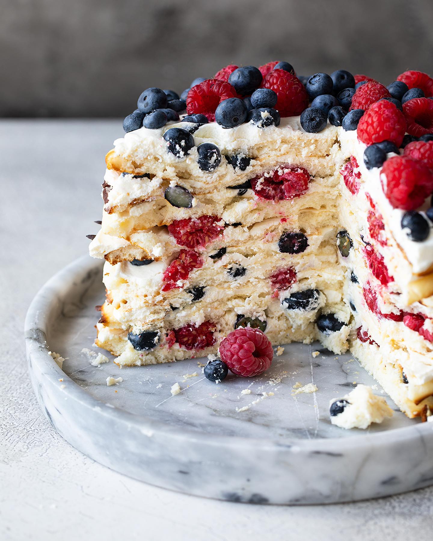 Milchmädchen cake with berries