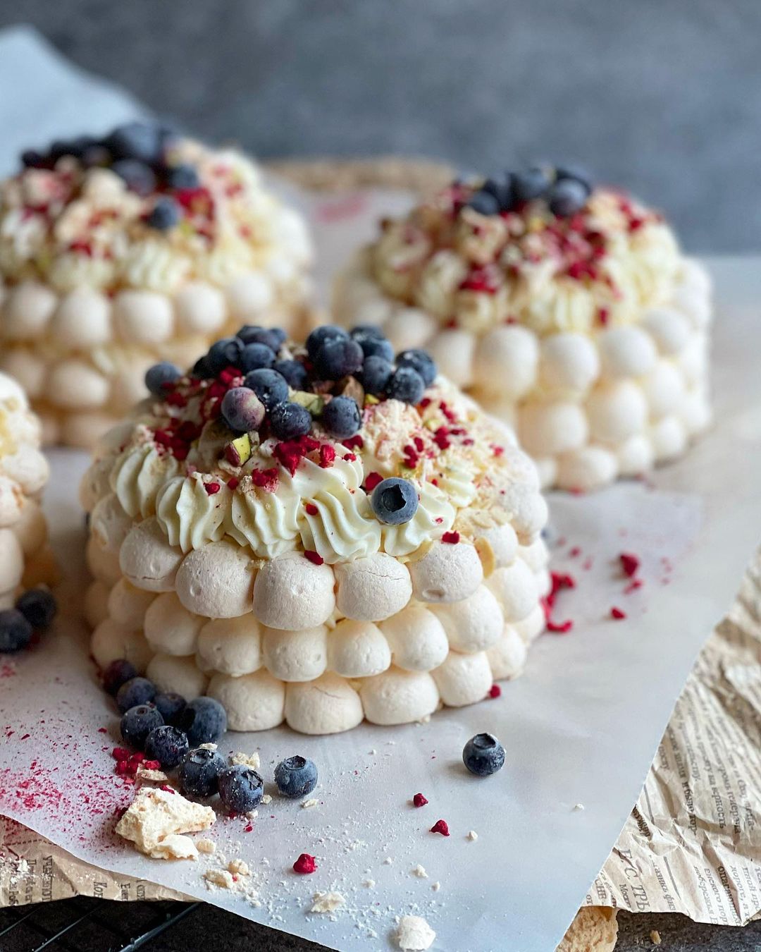 Mini meringue cakes